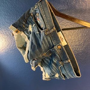 Hollister distressed short shorts 🌷 Size 7